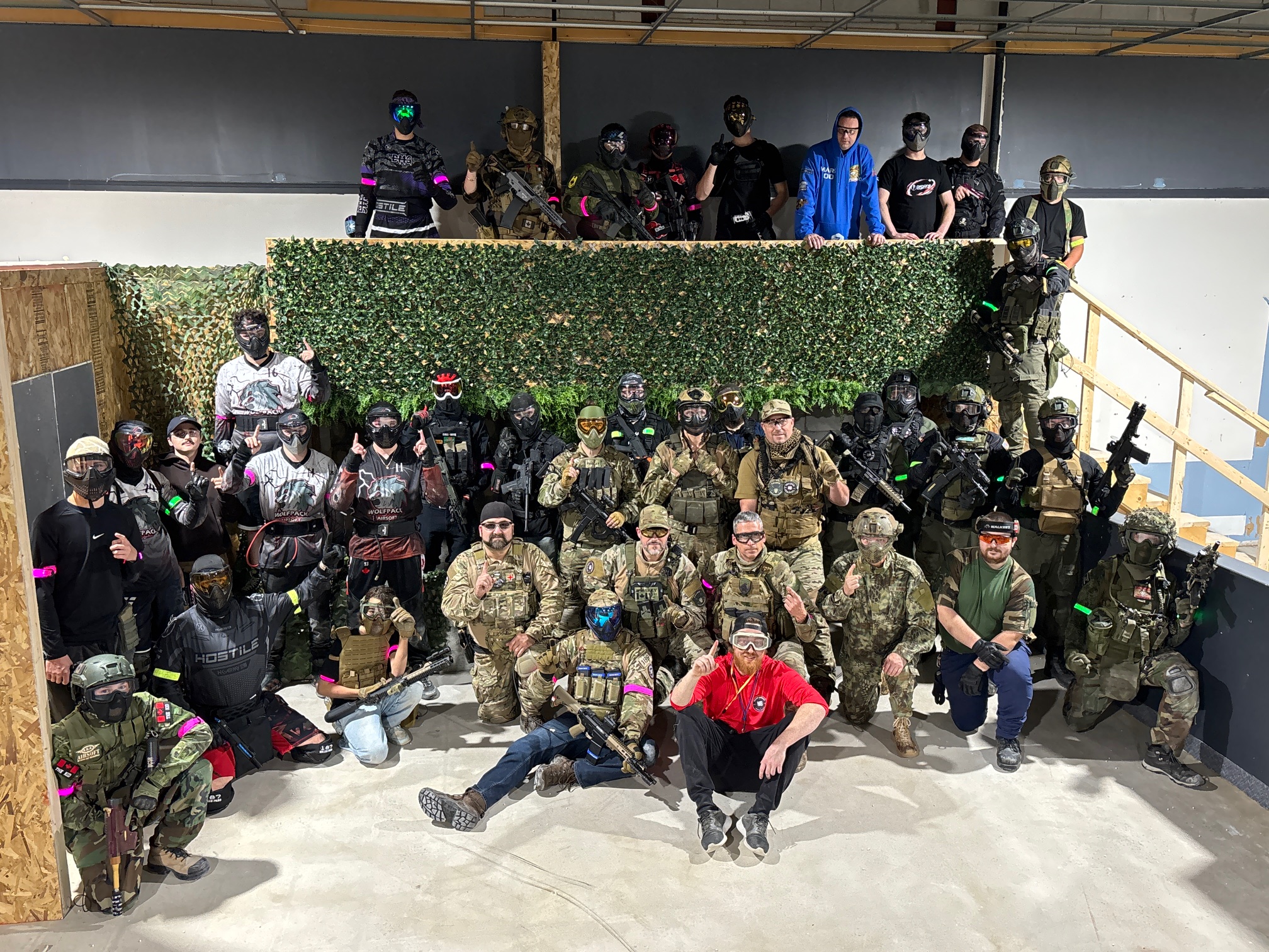 Groupe de participant habillé en combinaison