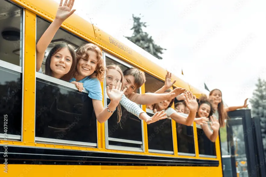 Plusieurs éleves dans un autobus pour une sortie